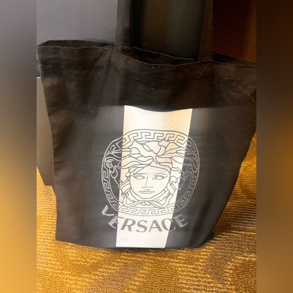 Don’t Tell A Vera Saki. Black canvas tote with a Medusa like logo thrift find - Picture 7 of 7